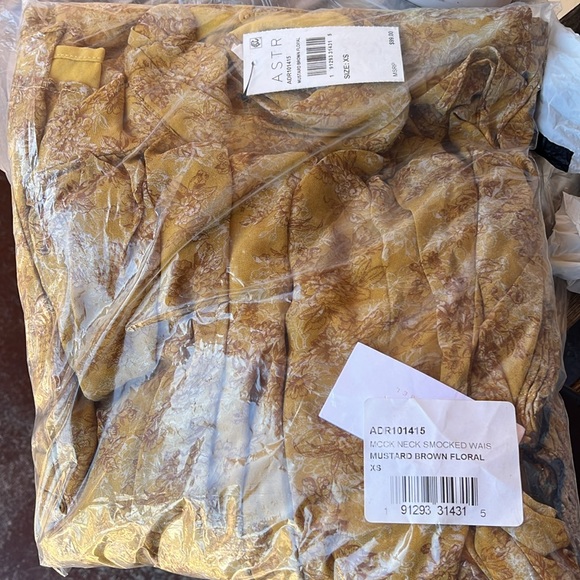 Astr the label Floral print smocked waist dress in mustard package unopened - Picture 9 of 9